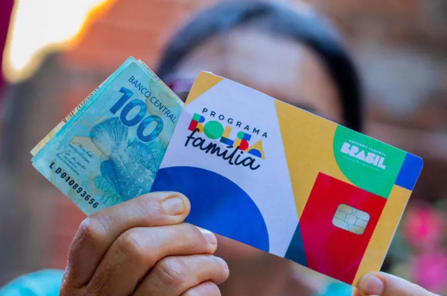 EDITORIAL – ENTRE O AUXÍLIO E A AUTONOMIA